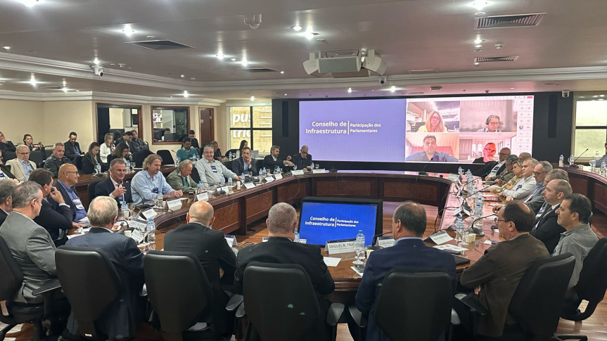 O encontro na Fiep reuniu empresários, representantes de outros setores da economia, usuários da malha ferroviária e operadores logísticos e teve como foco o fim do contrato da malha ferroviária Sul (PR/SC/RS) previsto para 2027.