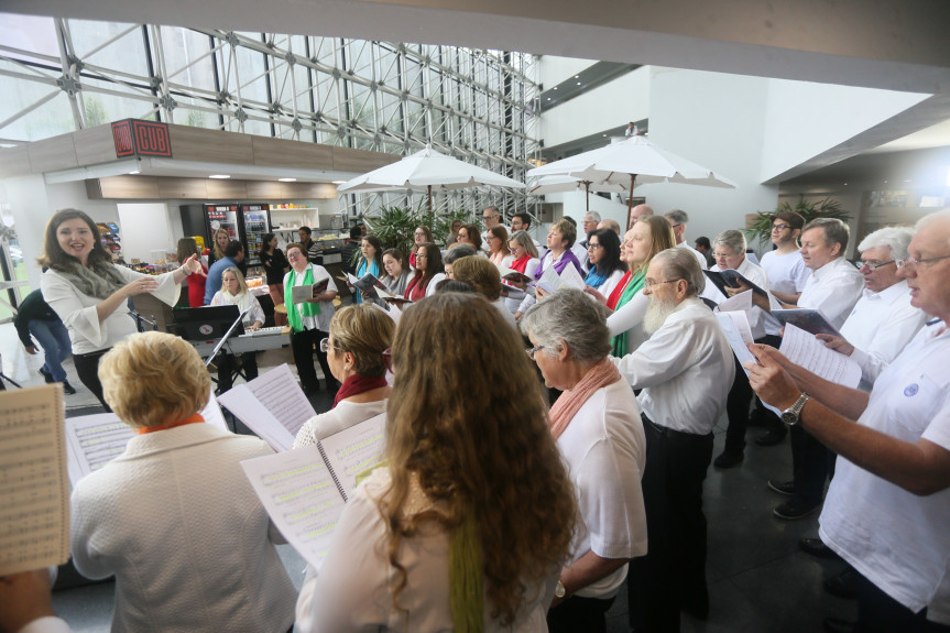 Corais luteranos Bom Pastor e Martin Luther apresentaram aos funcionários e visitantes um repertório repleto de clássicos da música sacra.