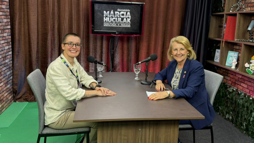 A deputada Secretária Márcia Huçulak (à dir.) com a médica Rafaela Wagner.