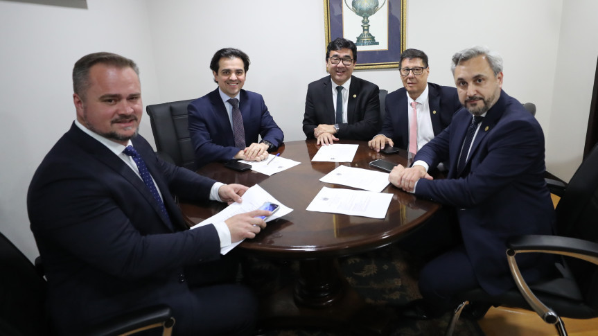 Comissão reuniu-se após o término das sessões plenárias desta segunda-feira (20).