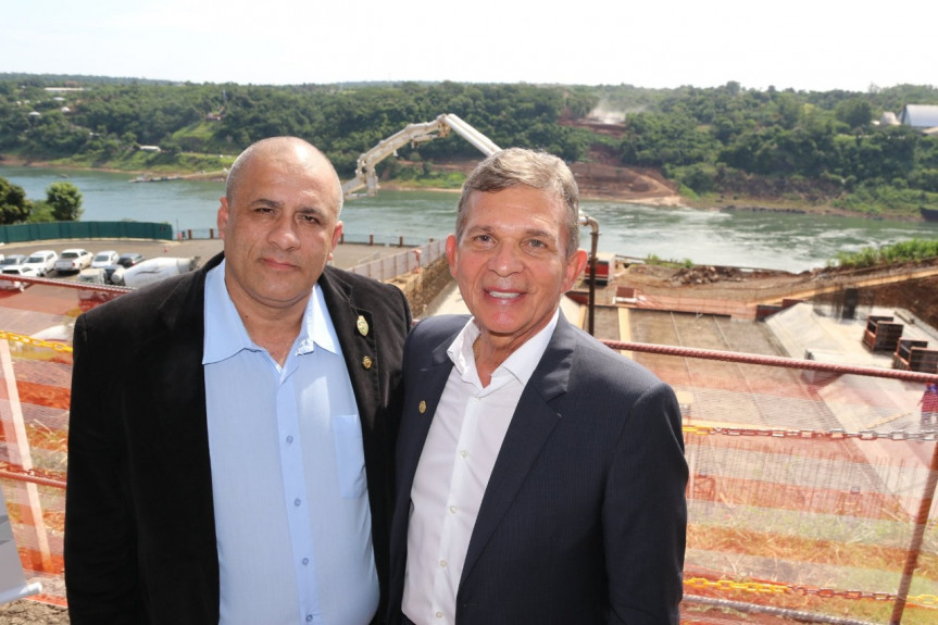 Deputado Soldado Fruet (PROS) com o diretor presidente da Itaipu, general Silva e Luna.