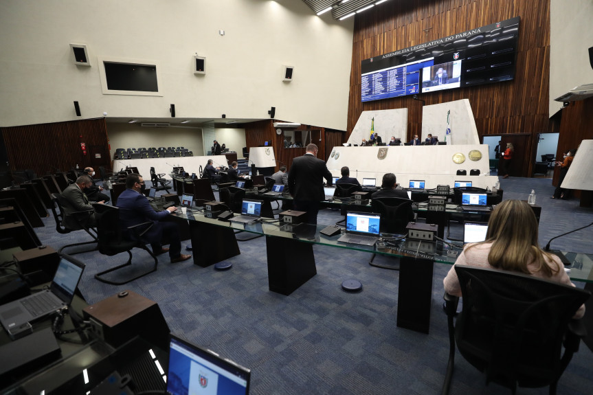 Deputados aprovaram projeto que garante a manutenção do Cartão Futuro Emergencial até o final da pandemia.