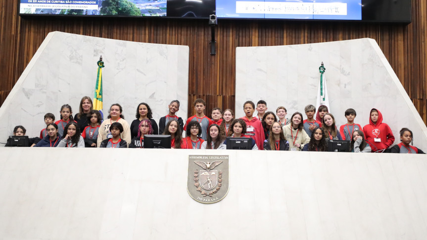 Estudantes visitaram o Plenário da Casa.