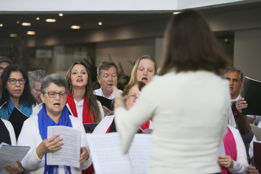Corais luteranos Bom Pastor e Martin Luther apresentaram aos funcionários e visitantes um repertório repleto de clássicos da música sacra.