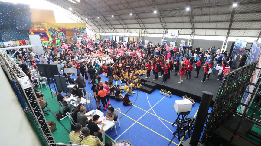 O evento, promovido pela Assembleia Legislativa do Paraná em parceria com a Prefeitura de Curitiba, reuniu uma ampla rede de órgãos públicos, instituições sociais e grupos comunitários, oferecendo à população serviços gratuitos, orientações e atividades educativas e culturais.