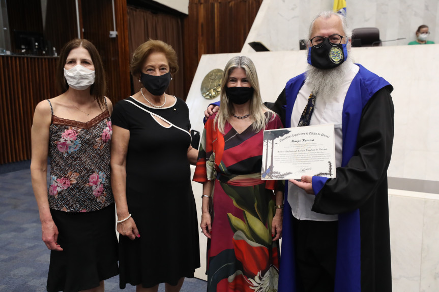 Banda de Música do Colégio Estadual do Paraná é homenageada na Assembleia.