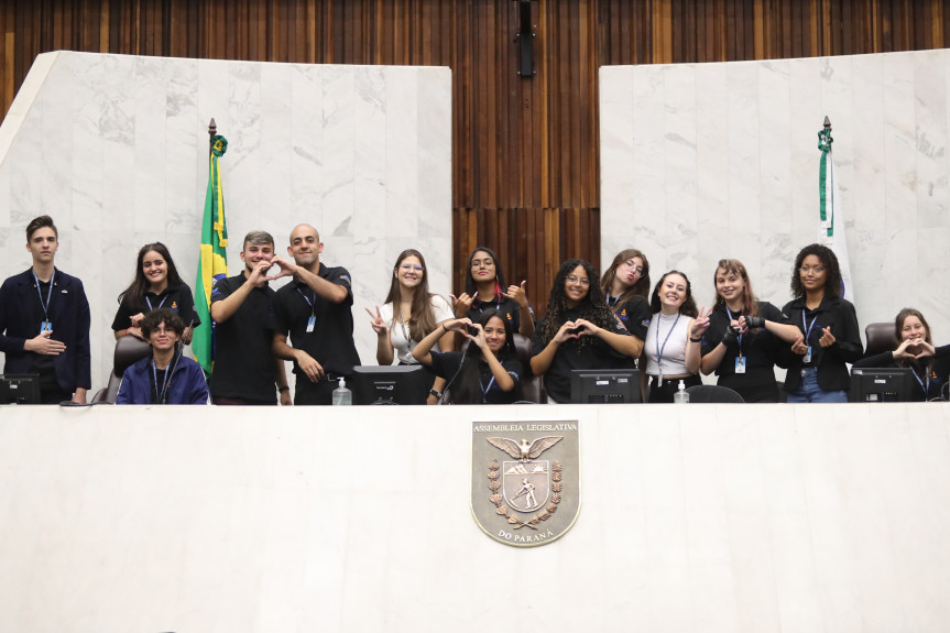 Os integrantes do Parlamento Jovem puderam conhecer o Plenário da Assembleia Legislativa.