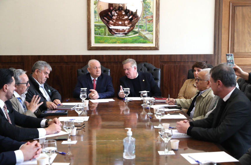 O encontro que teve como foco o enfrentamento da crise na cadeia produtiva do leite foi convocado por Corti, pelo deputado estadual Ademar Traiano (PSD), presidente da Assembleia Legislativa do Paraná, e teve o apoio da deputada estadual Cristina Silvestri (PSDB).