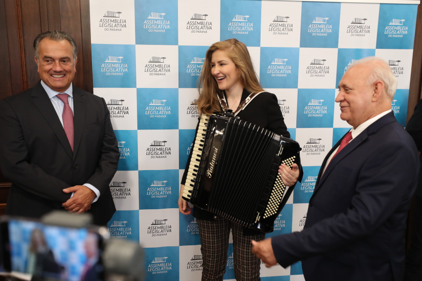 A cantora e sanfoneira Bia Socek recebe homenagem da Assembleia Legislativa do Paraná, proposta pelo deputado Plauto Miró.