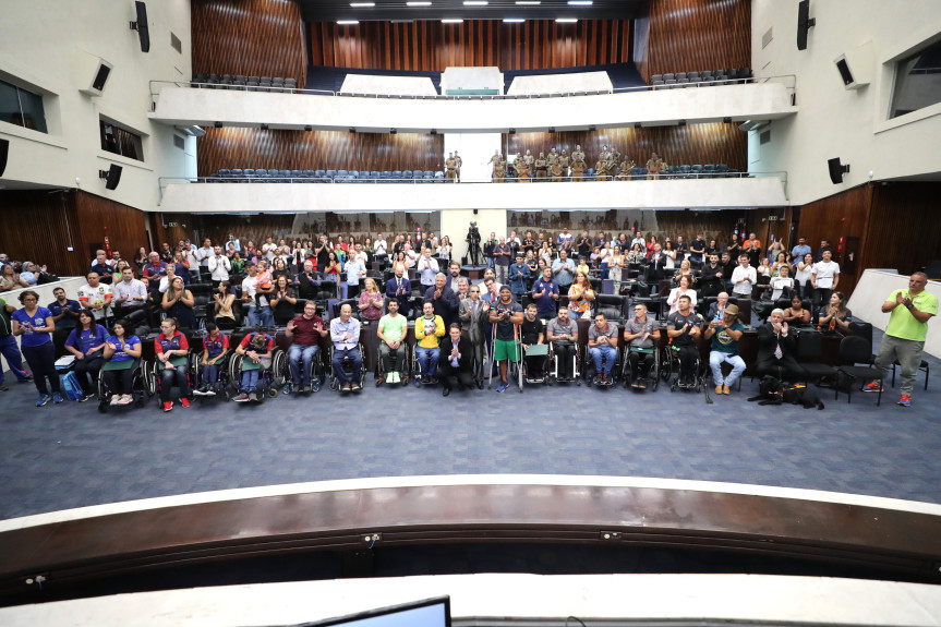 Solenidade ocorreu na tarde desta quarta-feira (24), no Plenário da Assembleia Legislativa do Paraná.