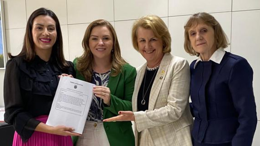 a líder da Bancada Feminina da Assembleia Legislativa do Estado do Paraná, deputada estadual Mabel Canto (PSDB), junto às deputadas Márcia Huçulak (PSD) e Luciana Rafagnin (PT), entregou à secretária da mulher, Leandre Dal Ponte, uma cópia do projeto de lei que cria o Código de Defesa dos Direitos da Mulher Paranaense.