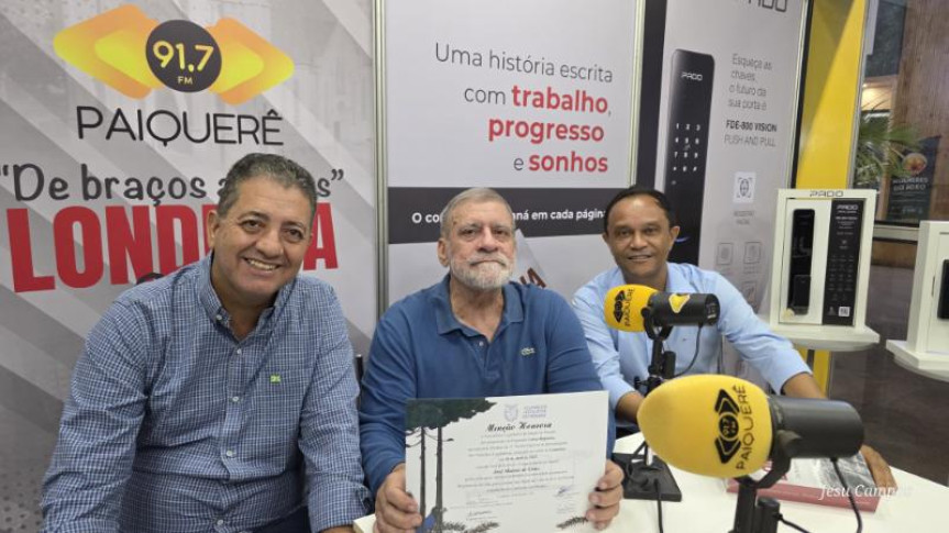 A entrega da honraria foi antecipada e realizada no estande da Rádio Paiquerê 97.1, onde o radialista atua desde 1975.