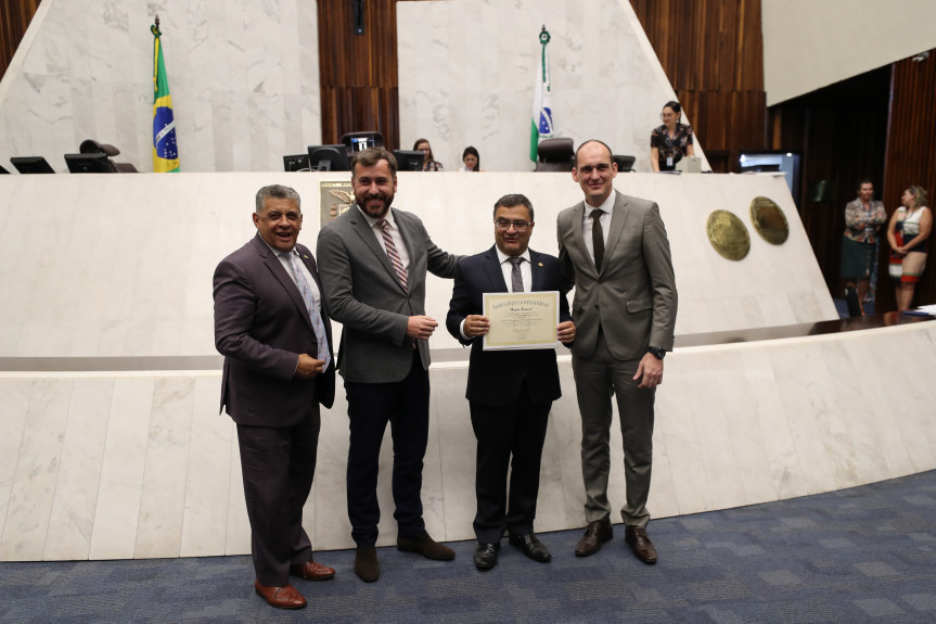 Equipe que fez o primeiro transplante de pulmão do Paraná recebe homenagem na Assembleia Legislativa.