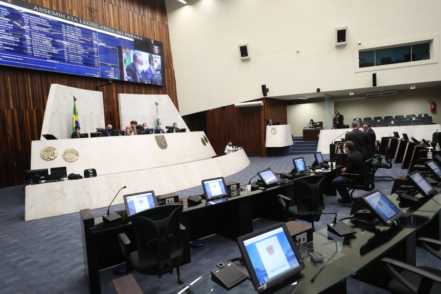 Deputados derrubam veto do Governo do Estado em projeto que proíbe aumento de tarifa quando houver atraso nas obras.