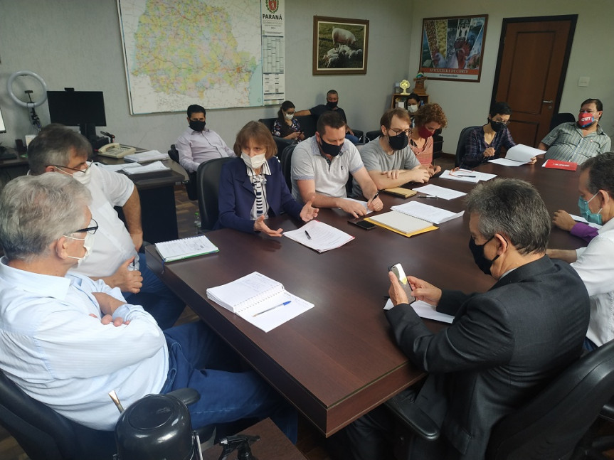 Deputados que integram o Bloco Parlamentar da Agricultura Familiar da Assembleia Legislativa do Paraná e representantes das organizações desse segmento produtivo se reuniram com o secretário de Agricultura, Norberto Ortigara.