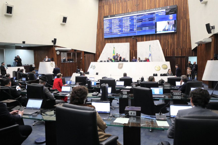 Nesta segunda-feira (10) foram realizadas duas sessões plenárias, sendo uma ordinária e outra extraordinária.