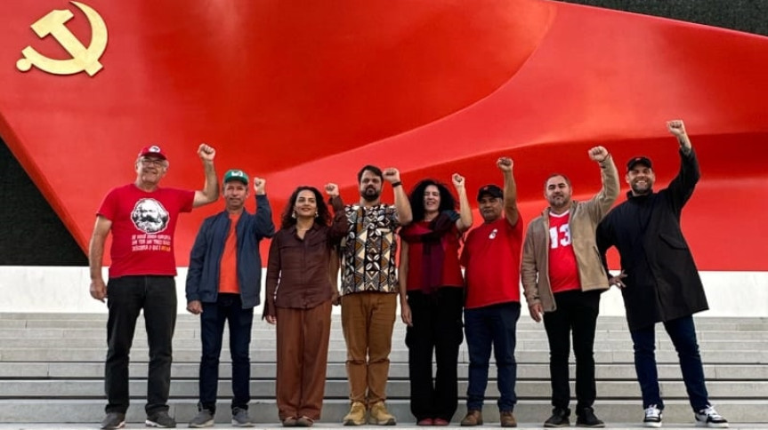 O deputado estadual Goura (PDT) integrou a primeira comitiva parlamentar do Movimento Sem Terra (MST) em visita oficial à China, entre os dias 18 e 28 de março, a convite do governo chinês.