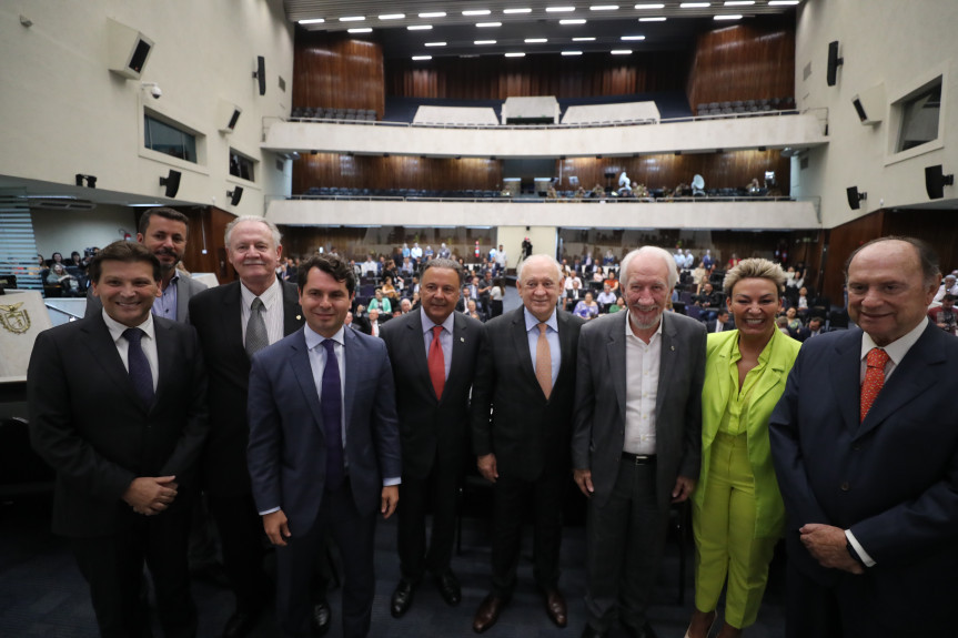 Solenidade lotou o Plenário da Assembleia Legislativa na noite desta terça-feira (24).