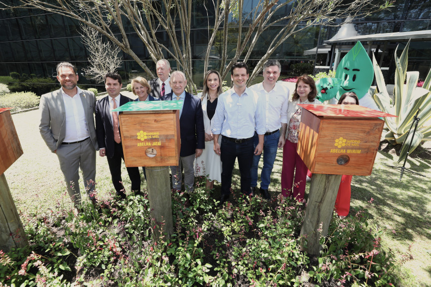 Com a assinatura, o parlamento paranaense passa a implantar uma série de ações de preservação do meio ambiente, destinação de lixo, reciclagem, plantio de árvores e promoção de polinização da flora.