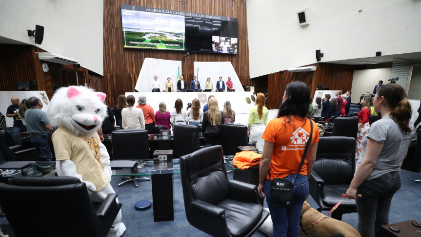 Solenidade ocorreu na noite desta quinta-feira (4), no Plenário da Assembleia Legislativa do Paraná.