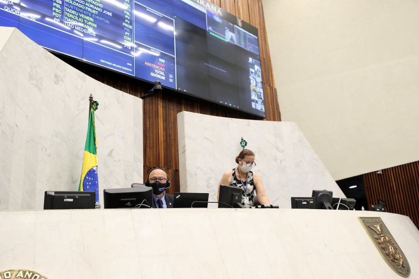 Projeto que extingue a Imprensa Oficial recebeu parecer favorável na CCJ, mas pedido de vista adiou a votação durante a sessão plenária da Assembleia Legislativa do Paraná.