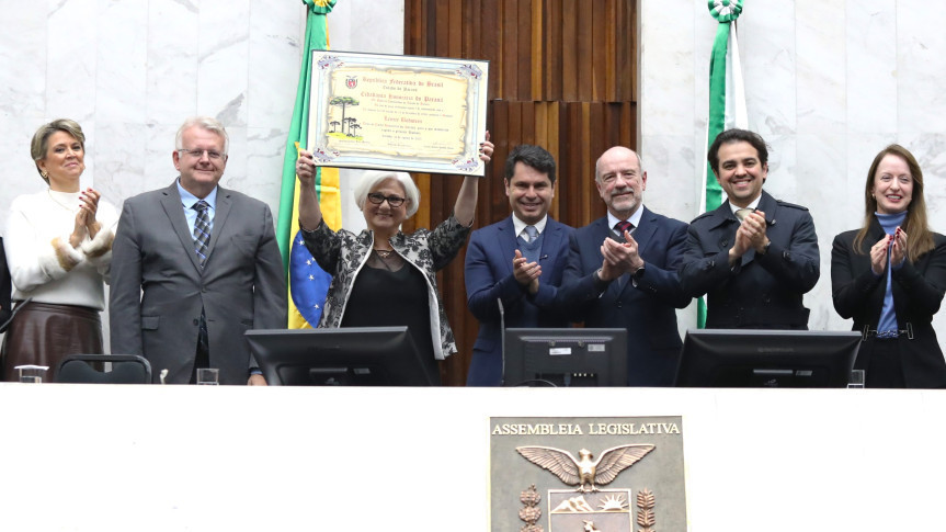 A solenidade, realizada no Plenário, reconheceu a importância da magistrada na promoção do bem comum e no fortalecimento dos direitos das famílias paranaenses.
