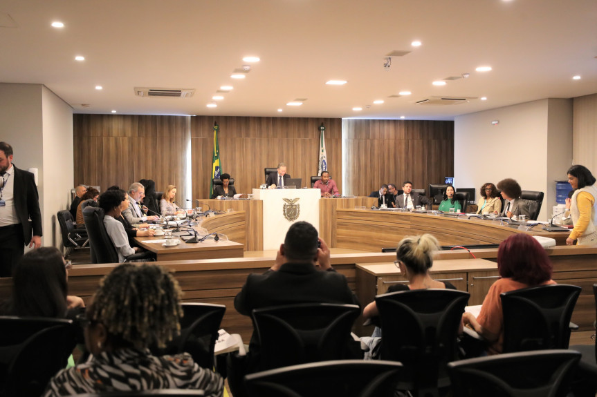 Audiência ocorreu na noite desta segunda-feira (26), no Auditório Legislativo da Casa.