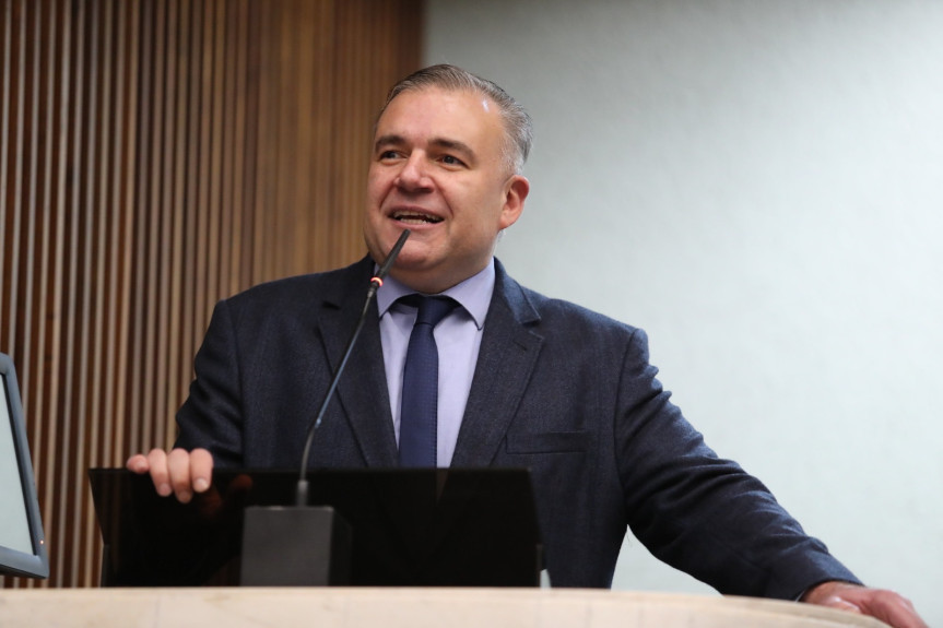 O deputado Ney Leprevost (União) assina a matéria ao lado da deputada Mabel Canto (PSDB).