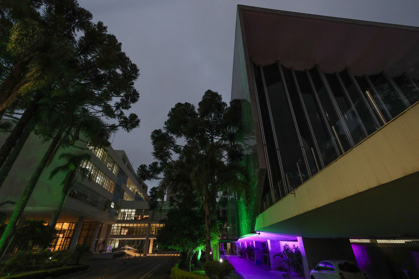 Soltura de balões e iluminação especial da Assembleia Legislativa reforçam ações de conscientização sobre a epilepsia.