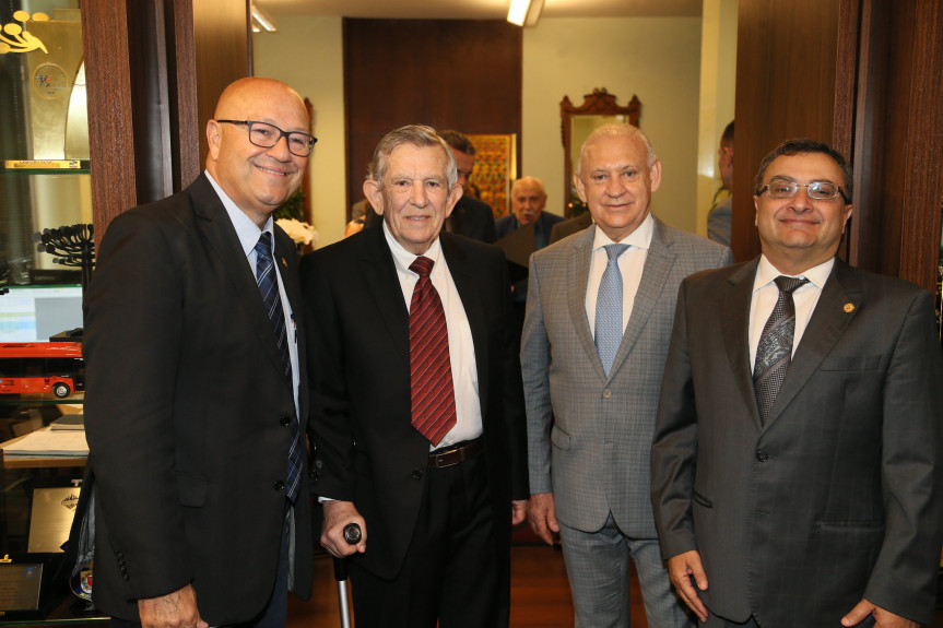 Euclides Scalco no dia em que recebeu o título de Cidadão Honorário do Paraná, com os deputados Luiz Claudio Romanelli, Ademar Traiano e Michele Caputo.