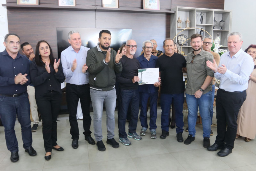 Deputado Adriano José entrega a homenagem aos integrantes do Grupo Gralha Azul.