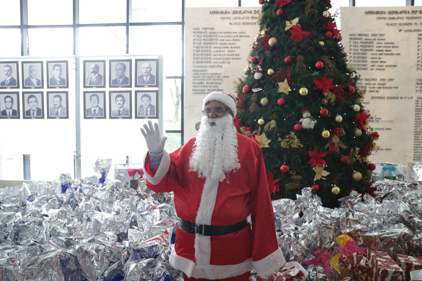 Funcionários terceirizados da Assembleia recebem doações da Campanha de Natal.