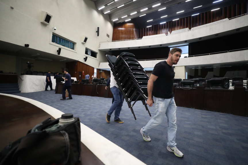 Ao longo desta quarta-feira (4) ocorreu a preparação do espaço para a instalação dos andaimes especiais, com a retirada das cadeiras dos parlamentaras, computadores, além do sistema eletrônico de votações e microfones nas bancadas.