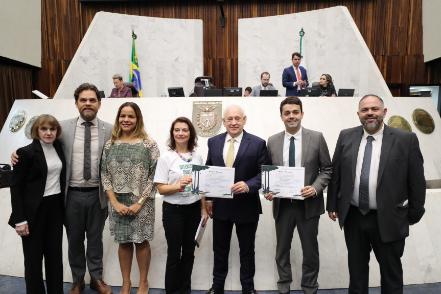 A Assembleia recebeu em Plenário a presença de representantes da Defensoria Pública do Paraná. A presidente da Associação das Defensoras e Defensores Públicos do Estado do Paraná (Adepar), Jenifer Scheffer, falou sobre a Campanha Nacional dos Defensores Públicos que este ano aborda a inclusão e os direitos das pessoas com deficiência. Já o Defensor Público-Geral do Estado, André Giamberardino, tratou sobre a parceria entre a Defensoria e Assembleia Legislativa que, na próxima semana, irá promover mais uma edição o Concilia Paraná.