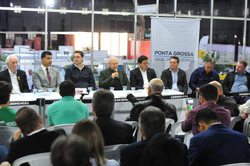 Entrevista coletiva marcou o início dos trabalhos no Centro de Eventos Municipal de Ponta Grossa.