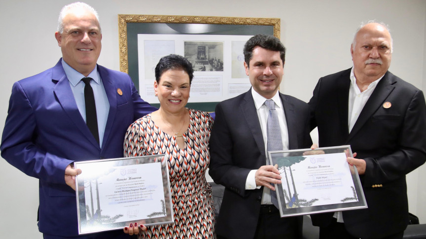 Deputados Marli Paulino (SD) e  Alexandre Curi (PSD) ao lado dos homenageados.