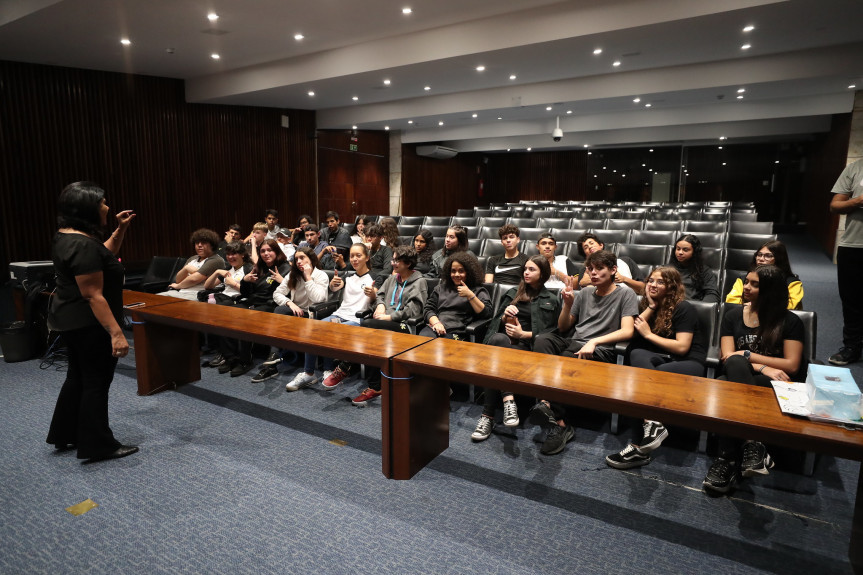 Os alunos do Colégio Estadual Casemiro Karman visitaram o Plenarinho.