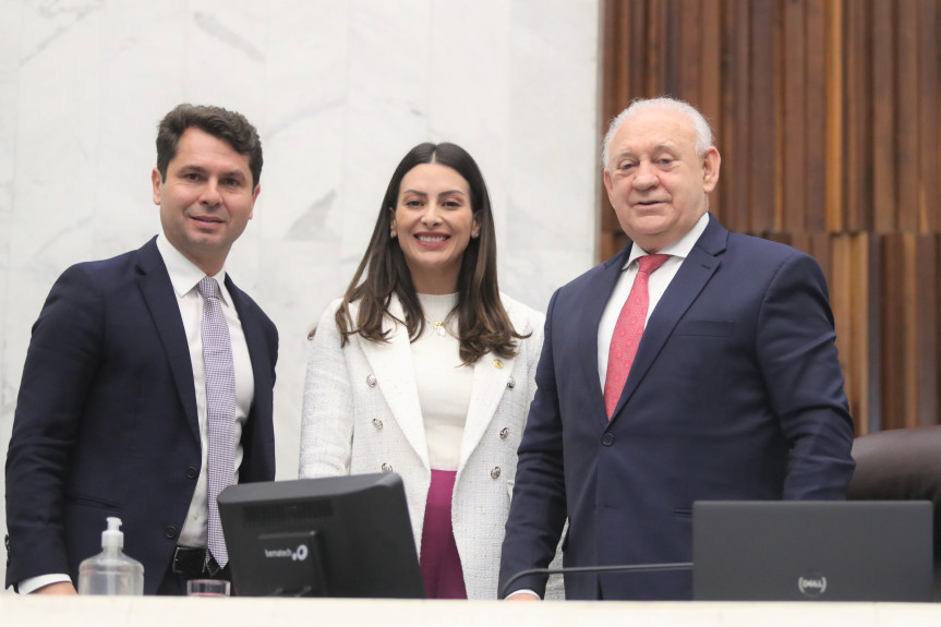 A solenidade, proposta pela deputada Mabel Canto, contará com as presenças do presidente da Assembleia, deputado Ademar Traiano (à dir.), e do 1º secretário da Casa, deputado Alexandre Curi.