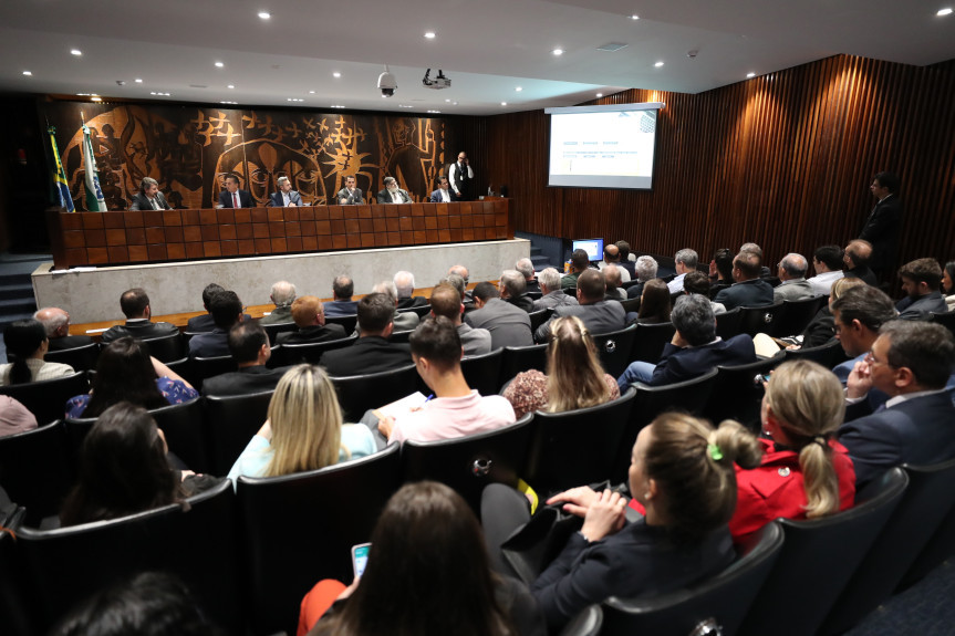 Debate realizado na manhã desta terça-feira (17) reuniu parlamentares e representantes de entidades ligadas à indústria e ao comércio.