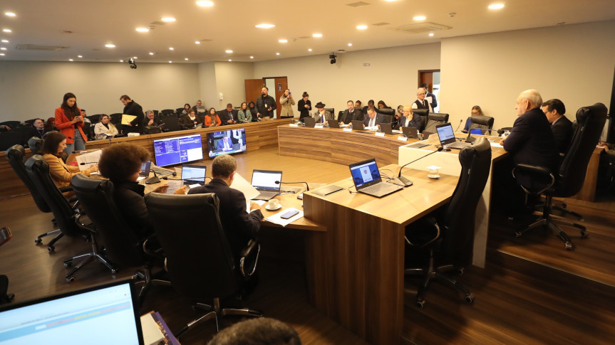Reunião extraordinária ocorreu no início da tarde desta segunda-feira (30), no Auditório Legislativo.