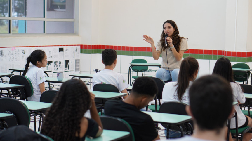 Ana Júlia destaca que o projeto reforça o compromisso com a inclusão social e o direito à educação de qualidade.