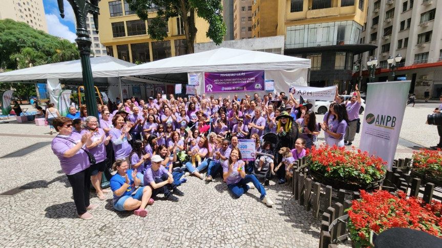 A ação reuniu pessoas com doenças raras, familiares, profissionais de saúde, representantes de diversas instituições e gestores públicos.