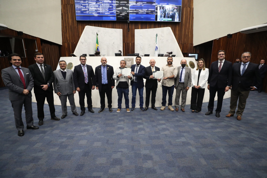 Agentes de segurança socioeducativos são homenageados na Assembleia Legislativa do Paraná.