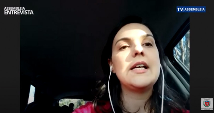 Médica oncologista Thais Abreu de Almeida orienta que pacientes não adiem ou abandonem tratamento durante a pandemia.