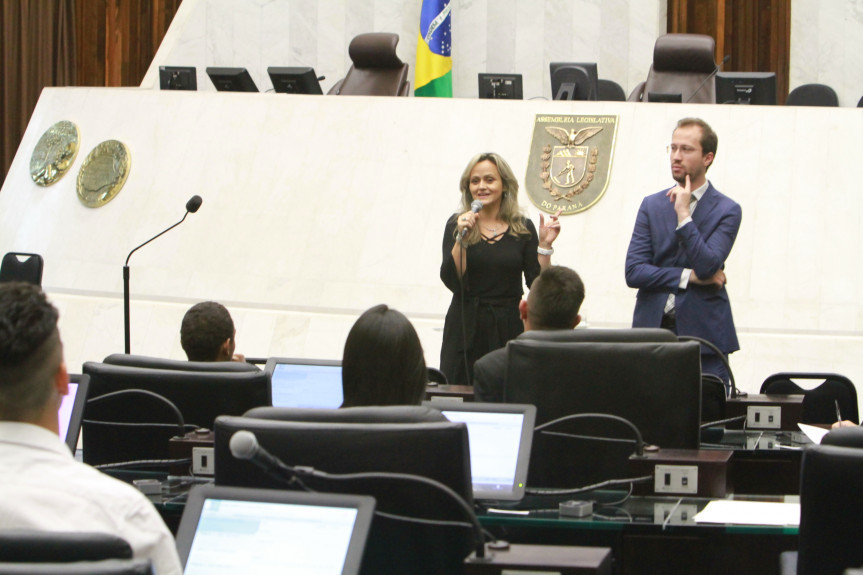 Caravana da Cidadania, mais uma etapa do projeto Geração Atitude, chega a Curitiba. Estudantes fazem a defesa dos projetos apresentados no plenário da Assembleia Legislativa do Paraná.