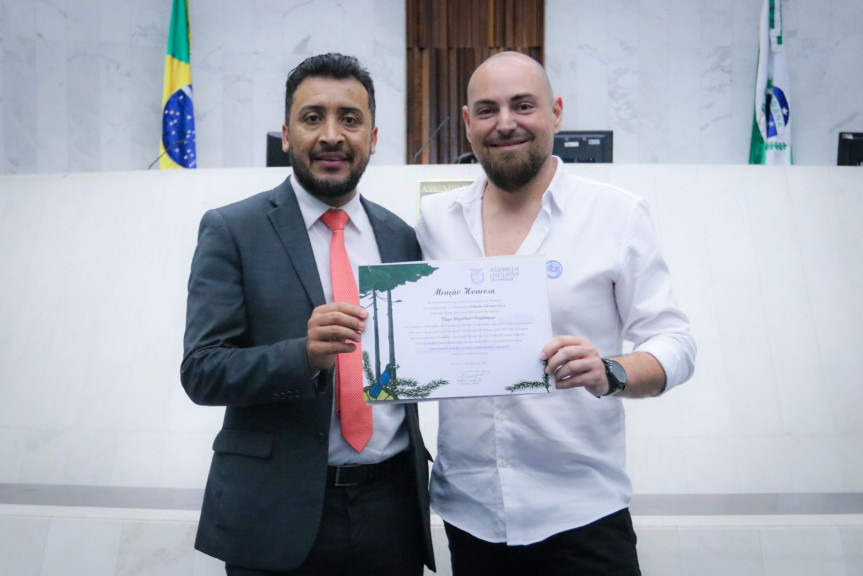 O deputado Soldado Adriano José reconheceu a contribuição significativa de Tiago para a cidade de Curitiba.