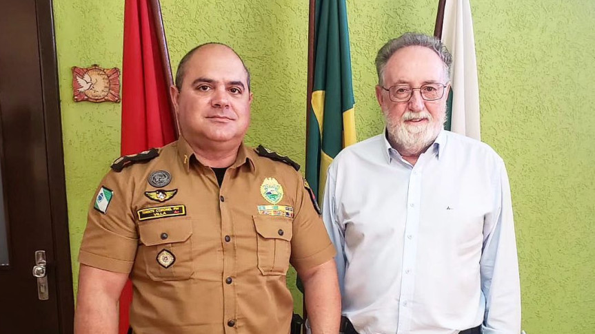 Deputado Tercilio Turini e o agora coronel Nelson Villa Junior, em recente visita ao Batalhão da PM de Londrina: Votos de Congratulações e diploma de Menção Honrosa.