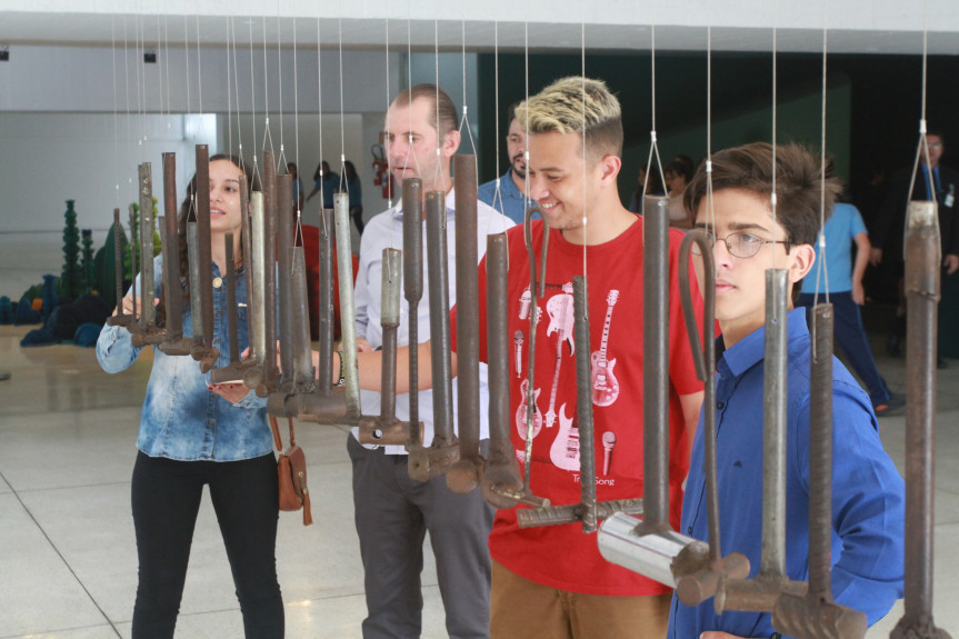 Estudantes do projeto Geração Atitude conhecem o Museu Oscar Niemeyer e visitam as exposições em cartaz.