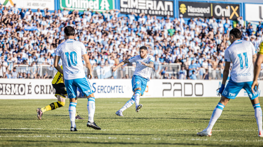 O Londrina garantiu o acesso após empatar em 1 a 1 com o São Bernardo (SP), no último domingo, no Estádio VGD.