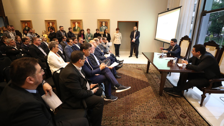 A reunião, no Salão Nobre da Assembleia, reuniu deputados e deputadas estaduais que receberam orientações do passo a passo de como fazer as indicações parlamentares para o orçamento de 2026.